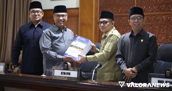 Wakil Wali Kota Bukittinggi, Marfendi menyerahkan nota hantaran Ranperda tentang Pertanggungjawaban Pelaksanaan APBD Tahun 2023 pada Ketua DPRD Bukittinggi, Benny Yusrial pada rapat paripurna, Senin. (hamriadi)