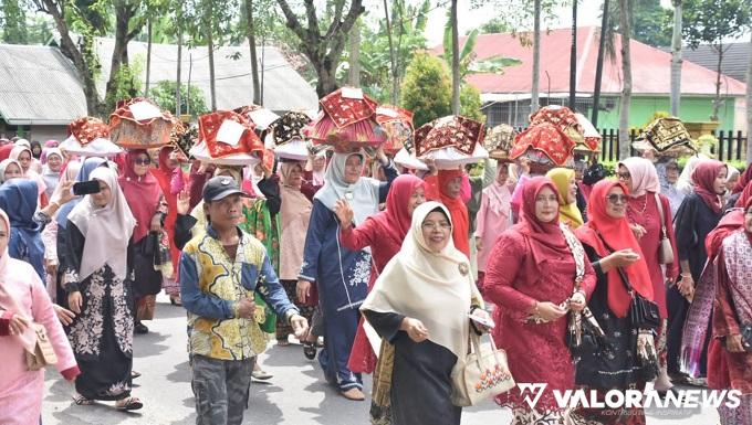 Iring-iringan jamba dibawa para bundo kanduang Pasukuan Piliang Nagari Lubuk Basung ke GOR Rang Agam sebagai lokasi halal bihalal, Ahad. (humas)