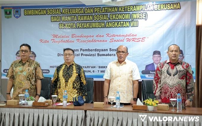 Ketua DPRD Sumbar, Supardi (dua dari kanan), saat pembukaan berusaha bagi Wanita Rawan Sosial Ekonomi (WRSE) se-Kota Payakumbuh Angkatan ke-8, di Payakumbuh, Ahad (5/5/2024). (humas)