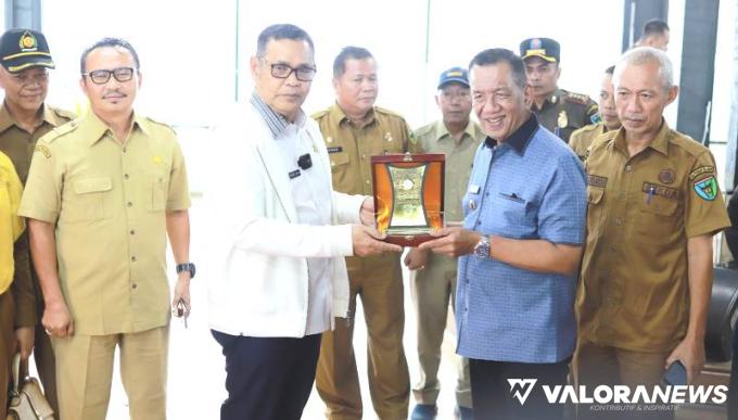 Bupati Pessel Rusma Yul Anwar bersama staf ahli, asisten dan sejumlah Kepala OPD, kunker  ke Kabupaten Solok, Selasa (7/5/2024). FOTO: Dok Diskominfo Pessel