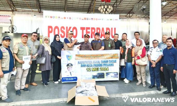 Pemkab Pessel menyerahkan bantuan bagi masyarakat korban bencana Galodo Lahar Gunung Marapi di Kabupaten Agam, Tanah Datar dan Kota Padang Panjang, Sabtu (18/05/2024). FOTO: Dok Diskominfo Pessel