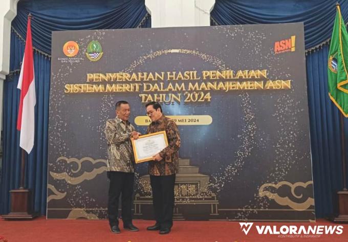 Bupati Pessel Rusma Yul Anwar, menerima penghargaan KASN 2024,  diserahkan Ketua KASN Agus Pramusinto, di Bandung Jawa Barat, Rabu, (26/06/2024). FOTO: Dok Diskominfo Pessel
