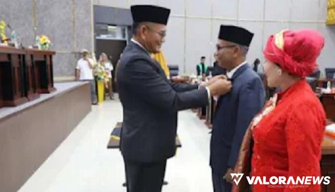 Ketua DPRD Padang, Syafrial Kani menyematkan Pin emas pada Khairul Karohan dan Resmita usai pelantikan di ruang sidang utama DPRD Padang, Senin malam. (humas)