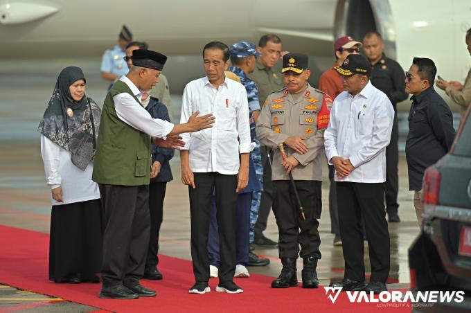 Gubernur Sumbar, Mahyeldi menyambut kedatangan Presiden Jokowi beserta Iriana Joko Widodo bersama Forkompimda Sumbar, di Bandara Internasional Minangkabau (BIM), Selasa. (humas)