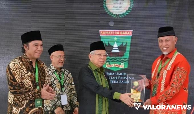 Wakil Presiden RI, Ma&#039;ruf Amin menyerahkan trofi juara umum Anugerah Adinata Syariah 2024 pada Gubernur Sumbar, Mahyeldi di Menara Syariah PIK 2, Tangerang-Banten, Senin.(humas)