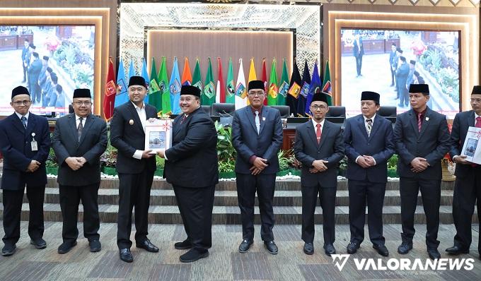 Auditor Utama Keuangan Negara V BPK, Slamet Kurniawan menyerahkan LHP atas LKPD Sumbar Tahun 2023 pada Wagub Sumbar, Audy Joinaldy, usai rapat paripurna, Senin. Rapat paripurna ini dipimpin Ketua DPRD Sumbar, Supardi dan jajaran. (humas)