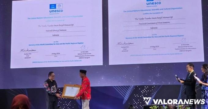 Kepala Arsip Nasional (ANRI), Imam Gunarto serahkan sertifkat dari Unesco pada Kepala Dinas Perpustakaan dan Arsip Sumbar, Jumaidi di Kota Samarinda, Kalimantan Timur, Rabu (29/5/2024) lalu. (humas)