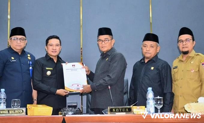 Wakil Wali Kota Padang, Ekos Albar serahkan dokumen Ranperda Laporan Pertanggungjawaban Pelaksanaan APBD Tahun 2023 pada Ketua DPRD Padang, Syafrial Kani dalam rapat paripurna, Selasa. (humas)