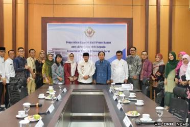Kepala BPK Perwakilan Sumbar, Arif Agus foto bersama Bupati Agam, Andri Warman didampingi Novi Irwan (Ketua DPRD) serta staf usai penyerahan hasil pemeriksaan LKPD Tahun 2023, di Ruang Rapat Lantai 2 Gedung A Kantor BPK Sumbar di Padang. (humas)
