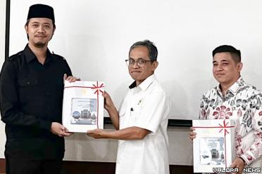 Kepala BPK RI Wilayah Sumbar, Arif Agus serahkan LHP terhadap LKPD Tahun 2023 pada Wako Bukittingi, Erman Safar dan Beny Yusrial (Ketua DPRD) di Kantor BPK RI Perwakilan Sumatra Barat, Padang. (humas)