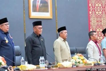 Ketua  DPRD Padang, Syafrial Kani bersama wakil ketua, Arnedi Yarmen dan Ilham Maulana serta Pj Wako Padang, Andree Algamar dan Sekwan, Hendrizal Azhar saat pembukaan rapat paripurna, Rabu.