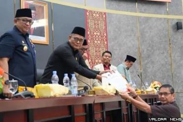 Ketua DPRD Padang, Syafrial Kani didampingi Andree Algamar (Pj Wako) dan pimpinan dewan lainnya, menerima laporan Pansus terkait Ranperda Laporan Pertanggungjawaban Pelaksanaan APBD Padang Tahun 2023, Rab. (humas)
