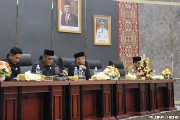 Ketua DPRD Padang, Syafrial Kani didampingi Ekos Albar (Wawako Padang) saat pimpin rapat paripurna dengan agenda Tutup Masa Sidang I dan Buka Masa Sidang II tahun 2024, Selasa (30/4/2024) sore. (humas)