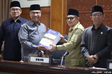 Wakil Wali Kota Bukittinggi, Marfendi menyerahkan nota hantaran Ranperda tentang Pertanggungjawaban Pelaksanaan APBD Tahun 2023 pada Ketua DPRD Bukittinggi, Benny Yusrial pada rapat paripurna, Senin. (hamriadi)