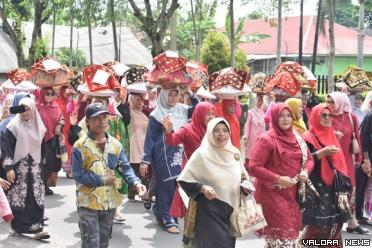 Iring-iringan jamba dibawa para bundo kanduang Pasukuan Piliang Nagari Lubuk Basung ke GOR Rang Agam sebagai lokasi halal bihalal, Ahad. (humas)