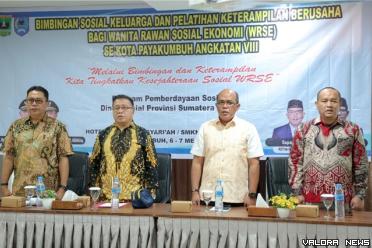 Ketua DPRD Sumbar, Supardi (dua dari kanan), saat pembukaan berusaha bagi Wanita Rawan Sosial Ekonomi (WRSE) se-Kota Payakumbuh Angkatan ke-8, di Payakumbuh, Ahad (5/5/2024). (humas)