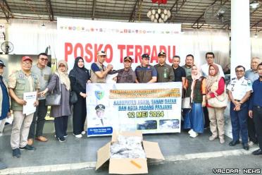 Pemkab Pessel menyerahkan bantuan bagi masyarakat korban bencana Galodo Lahar Gunung Marapi di Kabupaten Agam, Tanah Datar dan Kota Padang Panjang, Sabtu (18/05/2024). FOTO: Dok Diskominfo Pessel