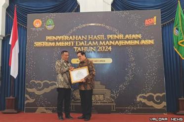Bupati Pessel Rusma Yul Anwar, menerima penghargaan KASN 2024,  diserahkan Ketua KASN Agus Pramusinto, di Bandung Jawa Barat, Rabu, (26/06/2024). FOTO: Dok Diskominfo Pessel