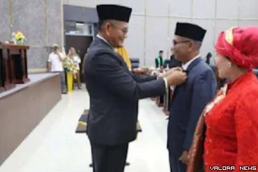 Ketua DPRD Padang, Syafrial Kani menyematkan Pin emas pada Khairul Karohan dan Resmita usai pelantikan di ruang sidang utama DPRD Padang, Senin malam. (humas)