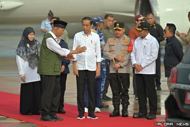Gubernur Sumbar, Mahyeldi menyambut kedatangan Presiden Jokowi beserta Iriana Joko Widodo bersama Forkompimda Sumbar, di Bandara Internasional Minangkabau (BIM), Selasa. (humas)