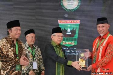 Wakil Presiden RI, Ma'ruf Amin menyerahkan trofi juara umum Anugerah Adinata Syariah 2024 pada Gubernur Sumbar, Mahyeldi di Menara Syariah PIK 2, Tangerang-Banten, Senin.(humas)