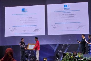 Kepala Arsip Nasional (ANRI), Imam Gunarto serahkan sertifkat dari Unesco pada Kepala Dinas Perpustakaan dan Arsip Sumbar, Jumaidi di Kota Samarinda, Kalimantan Timur, Rabu (29/5/2024) lalu. (humas)
