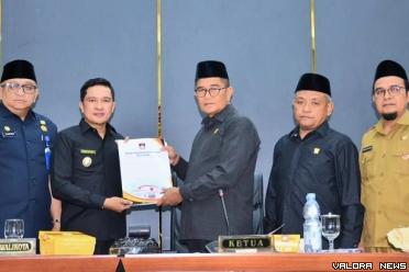 Wakil Wali Kota Padang, Ekos Albar serahkan dokumen Ranperda Laporan Pertanggungjawaban Pelaksanaan APBD Tahun 2023 pada Ketua DPRD Padang, Syafrial Kani dalam rapat paripurna, Selasa. (humas)