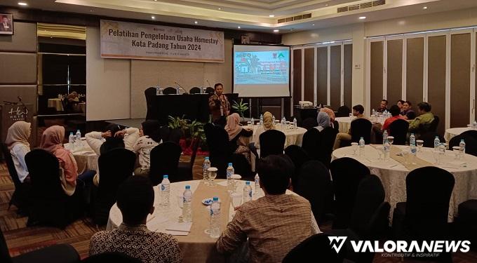 Sekretaris Dinas Pariwisata Padang, Rina Melati saat membuka Pelatihan Pengelola Homestay di Padang, Kamis. (veri rikiyanto)