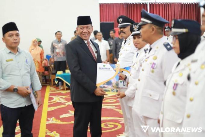 Bupati Pessel Rusma Yul Anwar melantik (pengukuhan) kembali 122 orang Wali Nagari yang diperpanjang masa jabatan menjadi 8 tahun, di Painan, Jumat, (28/06/2024). FOTO: Dok Diskominfo Pessel