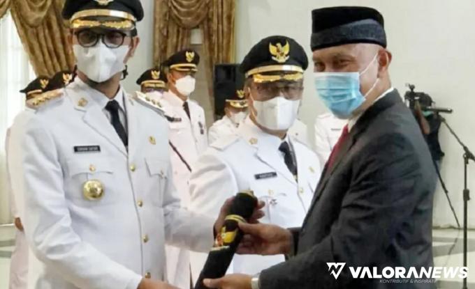 Wali Kota Bukittinggi Erman Safar dan Marfendi (Wawako) saat dilantik Gubernur Sumbar, Mahyeldi di gubernuran Sumbar, Jumat (26/2/2021). (humas Bukittinggi)
