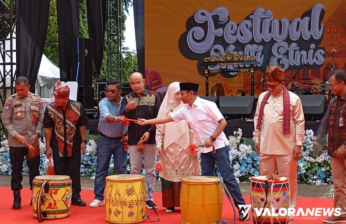 Anggota DPRD Sumbar, Hidayat bersama Kepala Dinas Pariwisata Sumatera Barat, Luhur Budianda, Yosefriawan (Pj Sekda Padang) dan jajaran, pada pembukaan Festival Multi Etnis tahun 2024, di Padang, Sabtu. (humas)