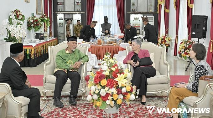 Gubernur Sumbar, Mahyeldi dialog dengan Dubes Australia untuk Indonesia, Penny Williams, di Istana Gubernuran, Padang, Kamis. (humas)
