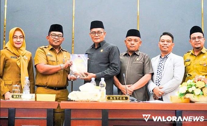 Pj Sekda Kota Padang, Yosefriawan serahkan nota pengantar Ranperda RPJPD Padang 2025-2045 pada Ketua DPRD, Syafrial Kani didampingi para wakil ketua, dalam rapat paripurna, Senin. (humas)