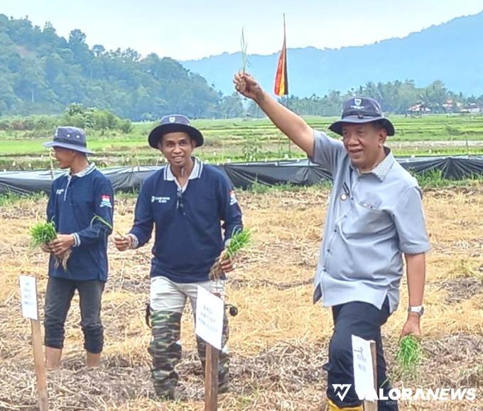 Bupati Pessel Rusma Yul Anwar saat gelaran Sekolah Lapang bagi para petani, di Nagari Koto Berapak, Kecamatan Bayang, Selasa (4/6/2024). FOTO: Dok Diskominfo Pessel