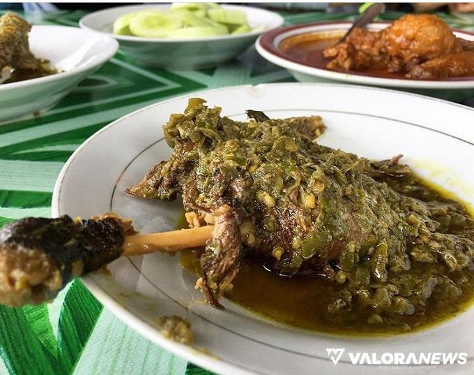 Itiak Lado Hijau merupakan salah satu kuliner khas Sumatera Barat yang paling banyak diminati wisatawan terutama dari Malaysia.