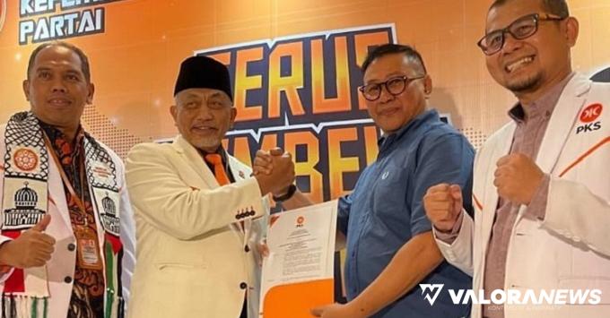 Presiden PKS, Akhmad Syaikhu menyerahkan SK pencalonan sebagai pasangan calon kepala daerah di Pilkada Bukittinggi pada Ramlan Nurmatias dan Ibnu Asis (kanan) didampingi Rafdinal, di Jakarta, Kamis. (istimewa)