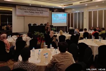 Sekretaris Dinas Pariwisata Padang, Rina Melati saat membuka Pelatihan Pengelola Homestay di Padang, Kamis. (veri rikiyanto)