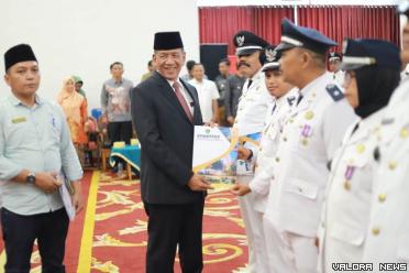 Bupati Pessel Rusma Yul Anwar melantik (pengukuhan) kembali 122 orang Wali Nagari yang diperpanjang masa jabatan menjadi 8 tahun, di Painan, Jumat, (28/06/2024). FOTO: Dok Diskominfo Pessel