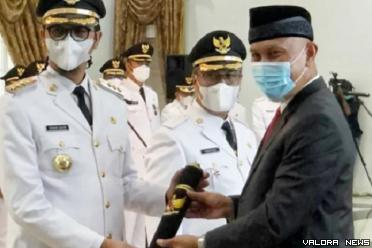 Wali Kota Bukittinggi Erman Safar dan Marfendi (Wawako) saat dilantik Gubernur Sumbar, Mahyeldi di gubernuran Sumbar, Jumat (26/2/2021). (humas Bukittinggi)
