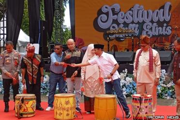 Anggota DPRD Sumbar, Hidayat bersama Kepala Dinas Pariwisata Sumatera Barat, Luhur Budianda, Yosefriawan (Pj Sekda Padang) dan jajaran, pada pembukaan Festival Multi Etnis tahun 2024, di Padang, Sabtu. (humas)