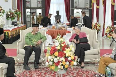 Gubernur Sumbar, Mahyeldi dialog dengan Dubes Australia untuk Indonesia, Penny Williams, di Istana Gubernuran, Padang, Kamis. (humas)