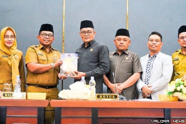 Pj Sekda Kota Padang, Yosefriawan serahkan nota pengantar Ranperda RPJPD Padang 2025-2045 pada Ketua DPRD, Syafrial Kani didampingi para wakil ketua, dalam rapat paripurna, Senin. (humas)