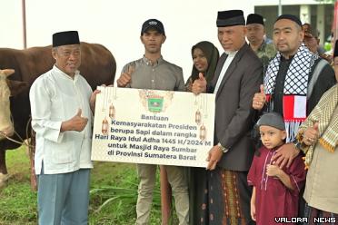 Gubernur Sumbar, Mahyeldi didampingi Aidy Joinaldy (Wagub) serahkan sapi kurban presiden pada pengurus Masjid Raya Sumbar, usai shalat Idul Adha, Senin pagi. (humas)