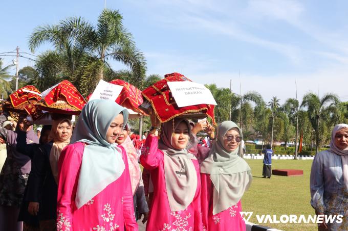 Para bundo kanduang mengantarkan 200 jamba untuk jamuan makan siang usai peringatan 31 tahun Lubuk Basung jadi ibu kota kabupaten, Jumat. (humas)