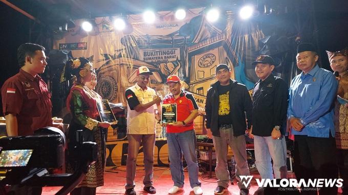 Bupati Agam, Andri Warman menyerahkan cenderamata pada kegiatan Jamnas) XII Suzuki Katana Jimmy Indonesia (SK In) di Lawang Park, Sabtu malam. (humas)