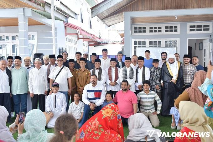 Asisten Administraasi Umum Agam, Asril foto bersama dengan keluarga besar Syekh Ahmad Khatib dan warga Nagari Balai Gurah, dalam kegiatan napak tilas nasab, Senin. (humas)