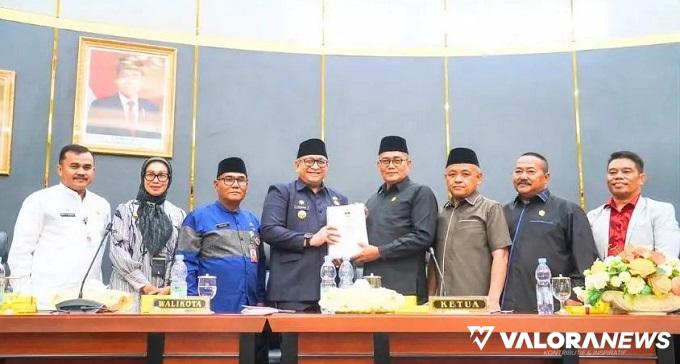Pj Wako Padang, Andree Algamar didampingi staf, serahkan nota pengantar KUA PPAS Padang 2025 ke Ketua DPRD Padang, Syafrial Kani dalam rapat paripurna, Jumat. (humas)