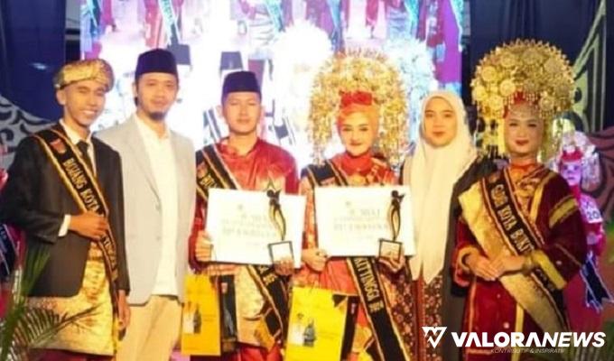 Wali Kota Bukittinggi, Erman Safar foto bersama dengan pemenang bujang jo gadih tahun 2024, di Stasiun Lambuang, Sabtu malam. (humas)