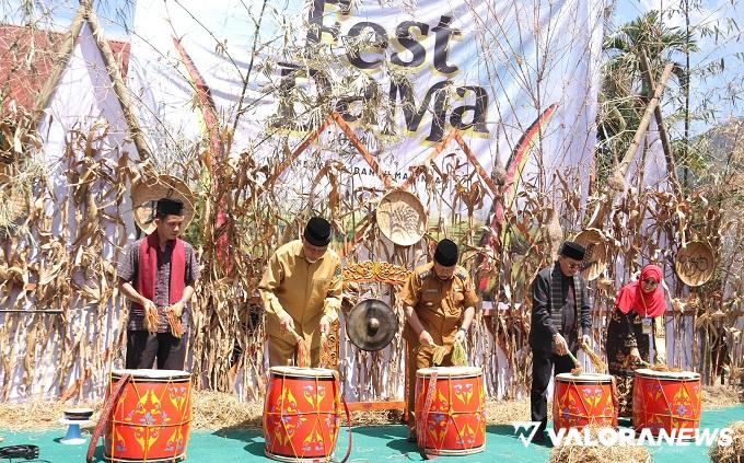 Gubernur Sumbar, Mahyeldi, Hasanadi (Ketua Tim WBTB BPK Wilayah III Sumbar), Andri Warman (Bupati Agam) dan jajaran, memukul gendang tasa, tanda dimulainya Fest Dama 2024 di Nagari Paninjauan, Kecamatan Tanjung Raya, Kabupaten Agam, Selasa. (humas)