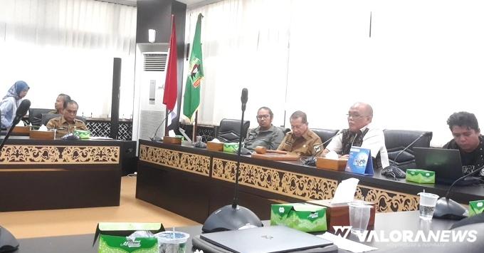Ketua DPRD Sumbar, Supardi didampingi Jefrinal Arifin (Kadis Kebudayaan), S Metron (Kurator), Donny Eros Djarot (Direktur Festival) memberikan keterangan pers tentang Festival Maek di ruang khusus I DPRD Sumbar, Selasa. (humas)